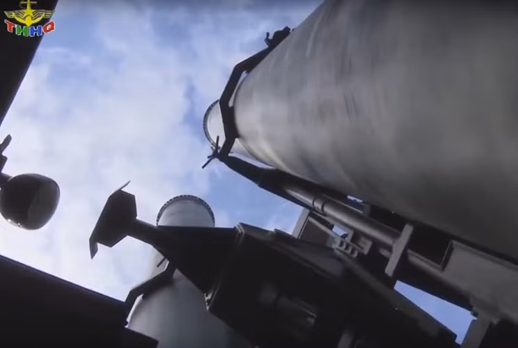 Đạn tên lửa P-800 Yakhont của tổ hợp tên lửa bờ Bastion-P nặng khoảng 3 tấn, dài 8,9m, đường kính thân 700mm, lắp đầu nổ 200kg.