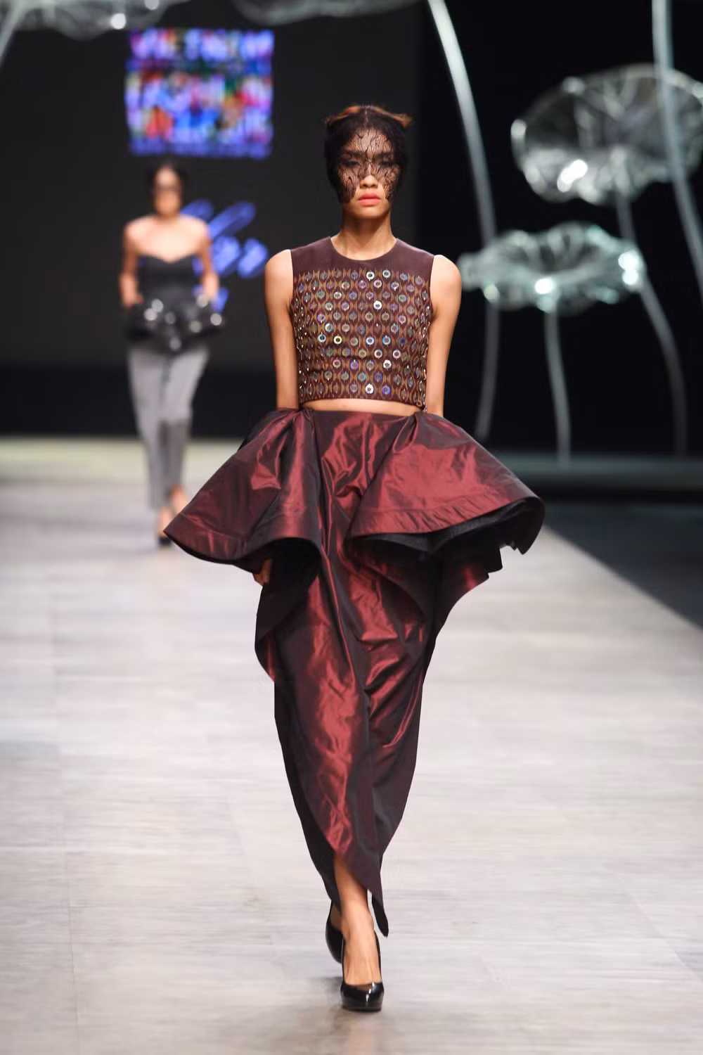 Đối lập với cảm xúc sâu lắng và đầy nghệ thuật của các NTK Việt, hai nhà thiết kế ngoại Klar Lov (Thái Lan) và Nina Naustdal (Anh Quốc) đã mang đến nhiều sắc màu và những quan niệm mới lạ cho thời trang trong nước. Nguyễn Oanh diện thiết kế chủ đề trong bộ sưu tập dạ hội ứng dụng kỹ năng tạo dựng phom dáng 3D thượng thừa.