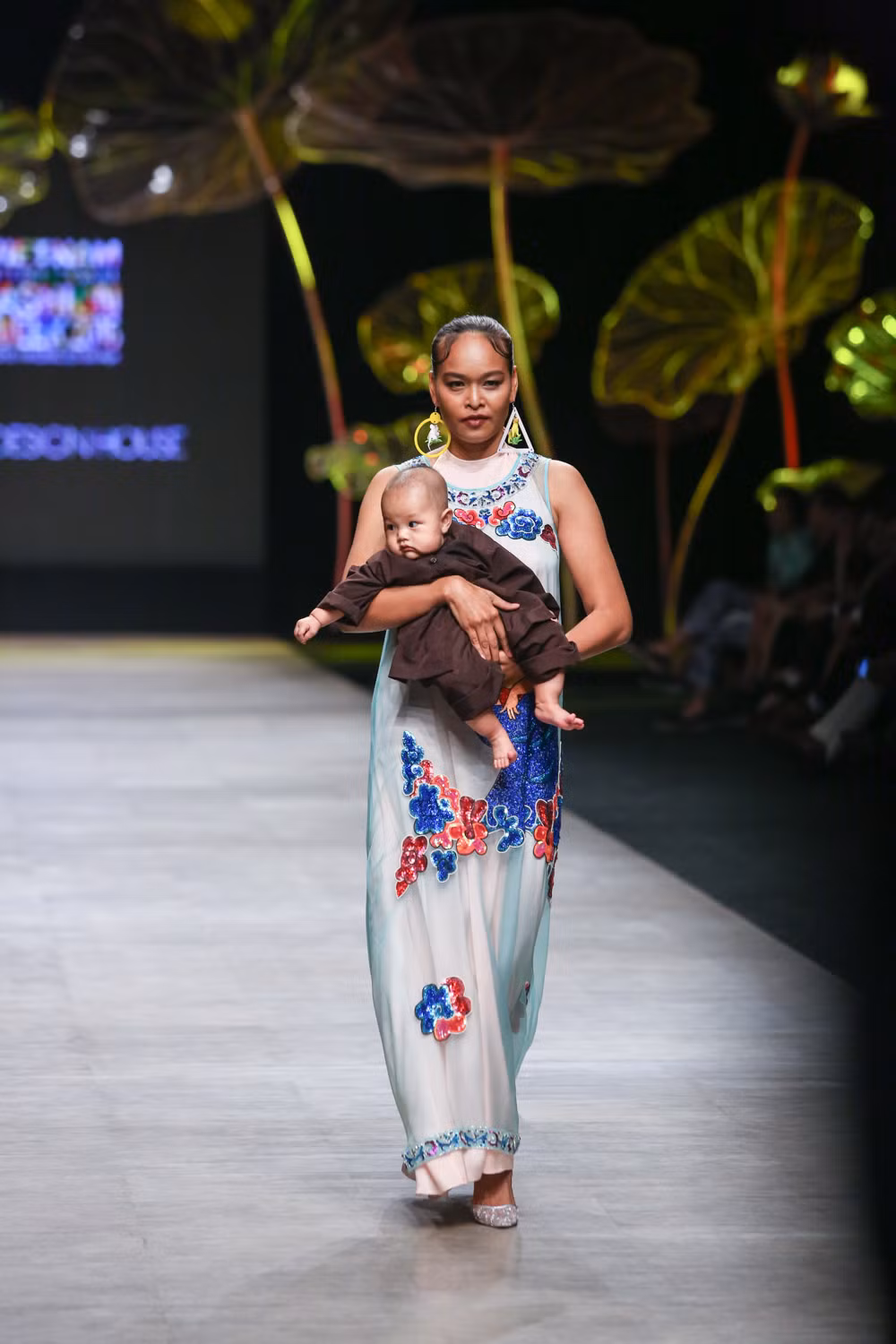 Với bộ sưu tập lần này, Thủy Nguyễn vẫn khắc đậm nét dấu ấn cá nhân khi tôn vinh những giá trị Á Đông. Đó là áo yếm, quần lụa, là những chiếc khăn buộc đầu mô phỏng khăn mỏ quạ của những người phụ nữ Việt. Đó là hình ảnh những người phụ nữ hạnh phúc với thiên chức cao cả, với ước mơ về ngôi nhà và những đứa trẻ.