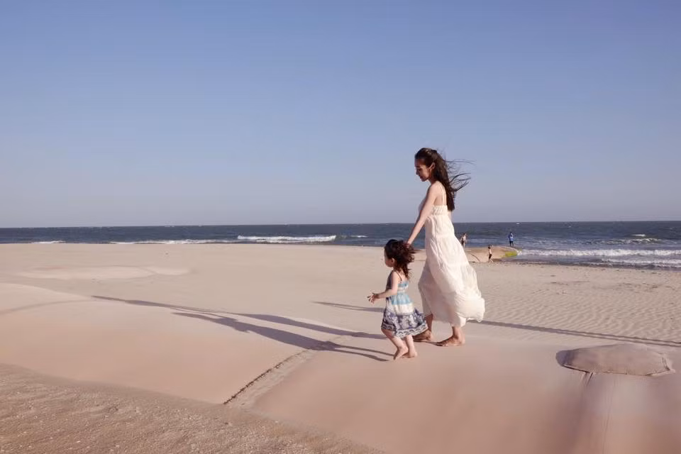 Khi bộ hình được đăng tải, nhiều fan hâm mộ và cư dân mạng không tiếc lời khen ngợi cho hai mẹ con Elly Trần.