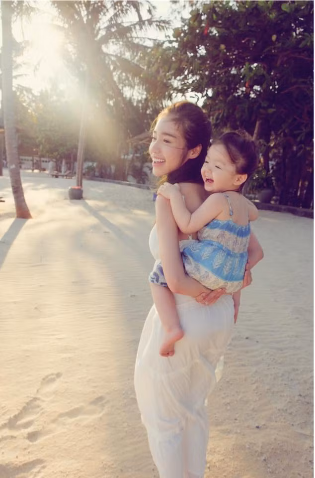 Cô bé luôn quấn quýt mẹ không rời.