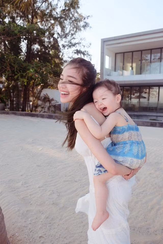 Bên cạnh đó, cô bé còn có những nét đẹp lai rất riêng.