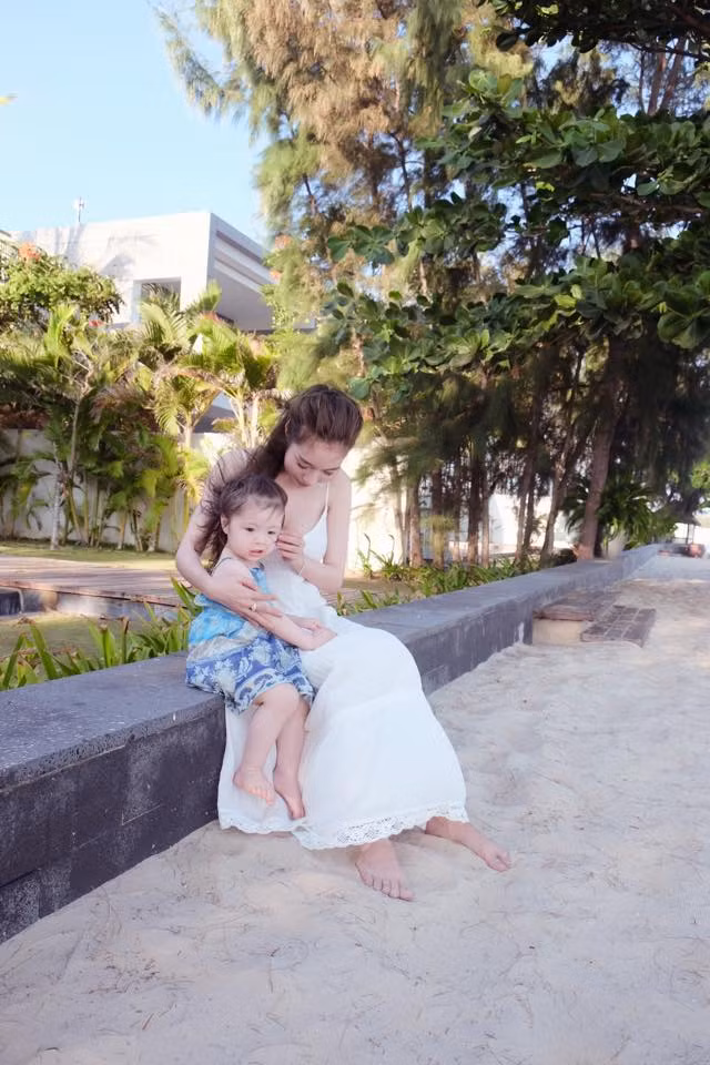 Khác với những phong cách cá tính và có phần "ngầu" trước đây, Elly Trần cùng con gái ton sur ton trong bộ váy dài dịu dàng, nữ tính.
