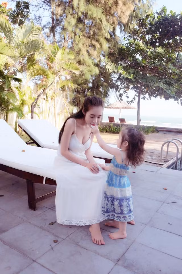 Bà mẹ trẻ Elly Trần rất chịu khó làm điệu cho cô con gái cưng bên cạnh việc chăm sóc cho hoàng tử nhỏ.