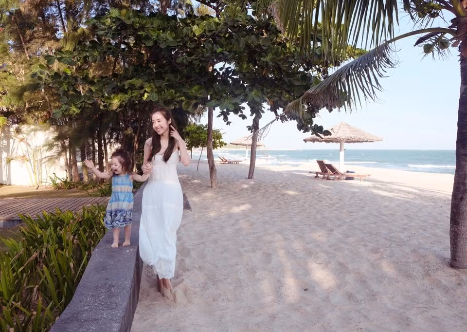 Bé Mộc Trà thích thú khi được đi dạo và ngắm cảnh xung quanh.