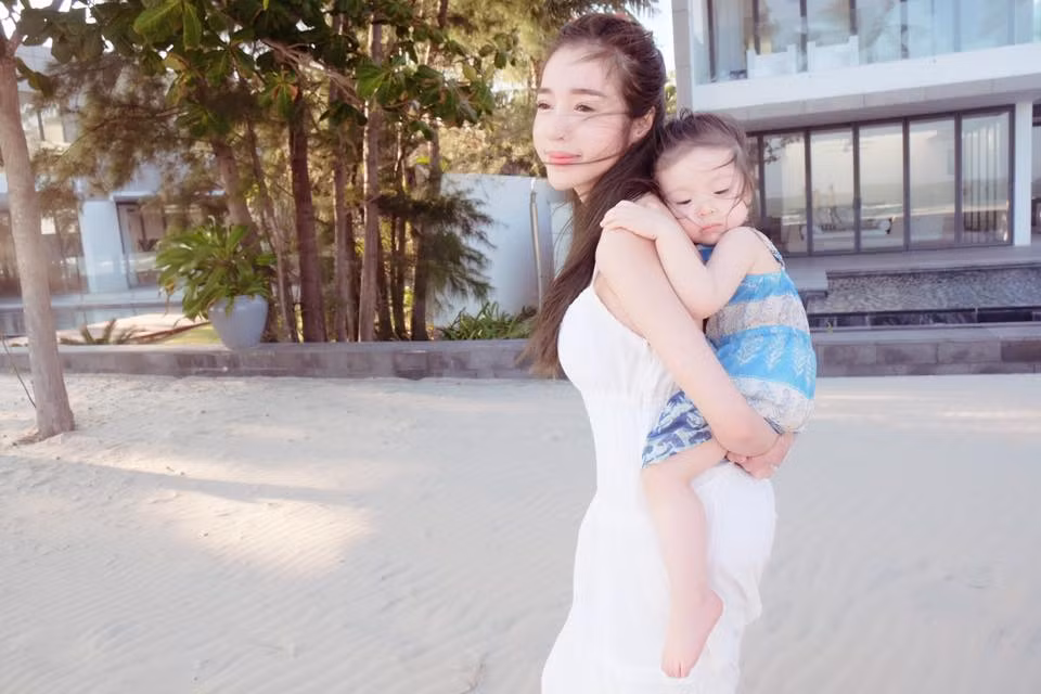 Bé Mộc Trà càng lớn càng có nhiều nét đẹp giống bà mẹ hot girl.