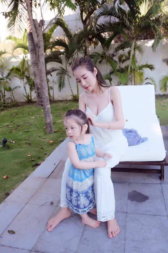 Hot girl Elly Tran khoe anh dao bien cung con gai