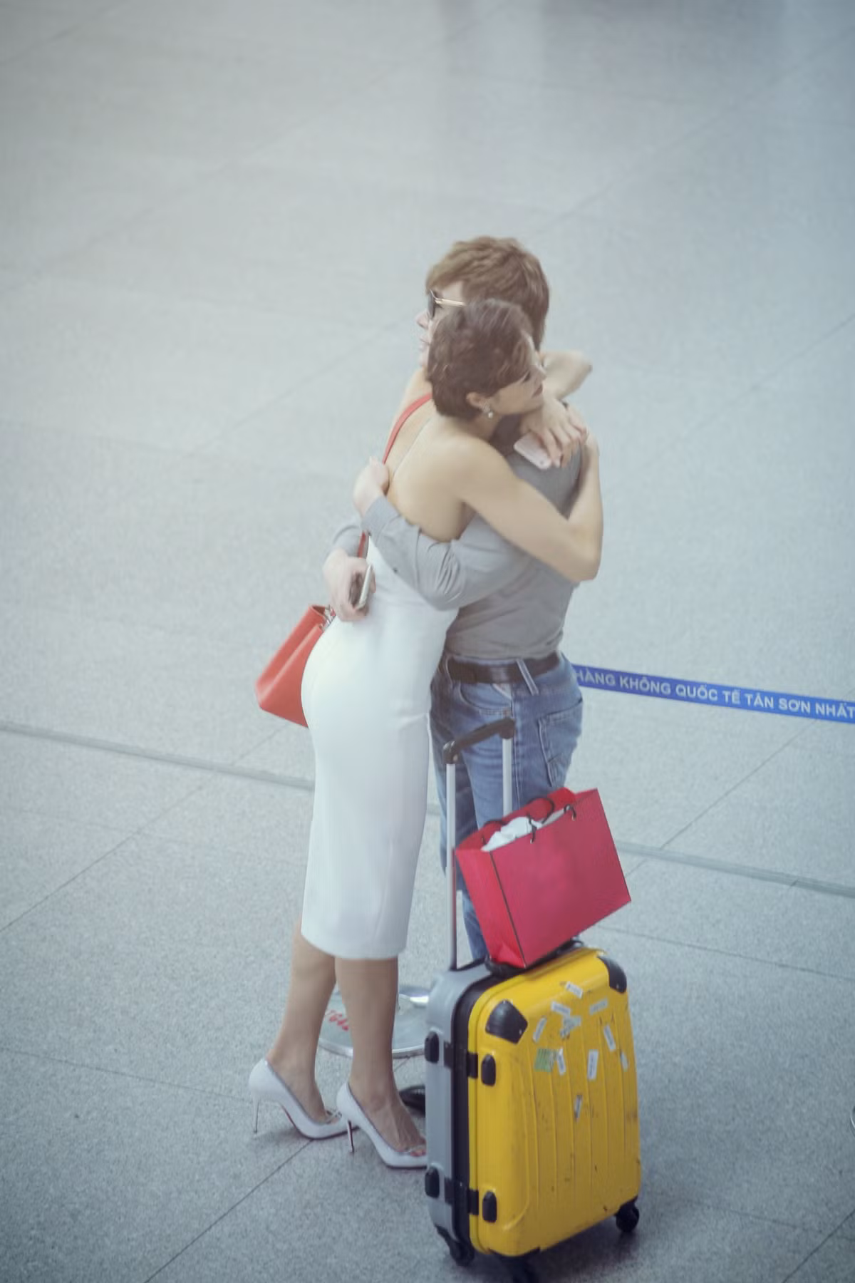  Phương Mai chủ động ôm chặt Nathan Lee thay cho lời tạm biệt.