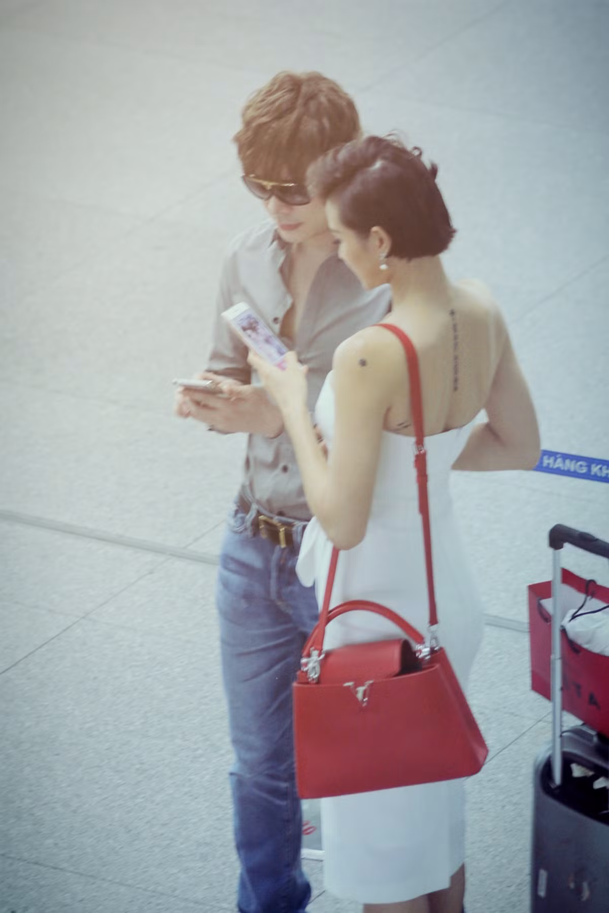 Cả hai tranh thủ trao đổi những thông tin cần thiết trước khi Phương Mai lên máy bay.