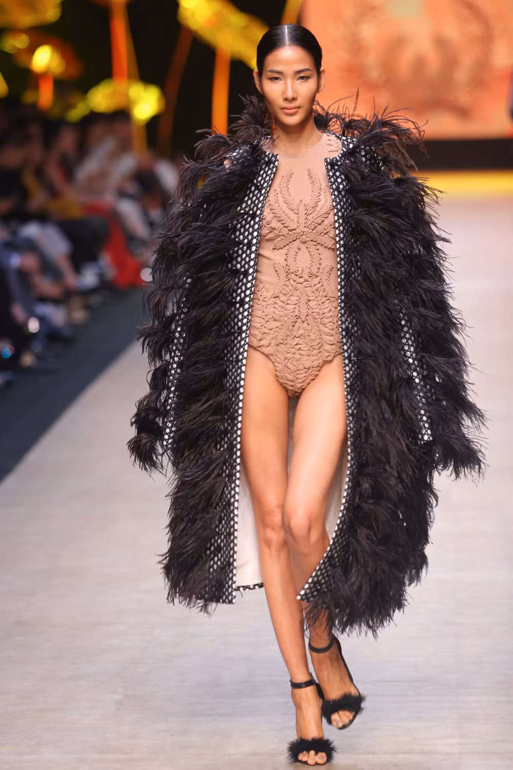 Bằng sự kết hợp các họa tiết từ cây lúa, các tông màu pastel kết hợp với họa tiết thêu tay, mỗi thiết kế của Nguyễn Công Trí như biến thành tác phẩm nghệ thuật.