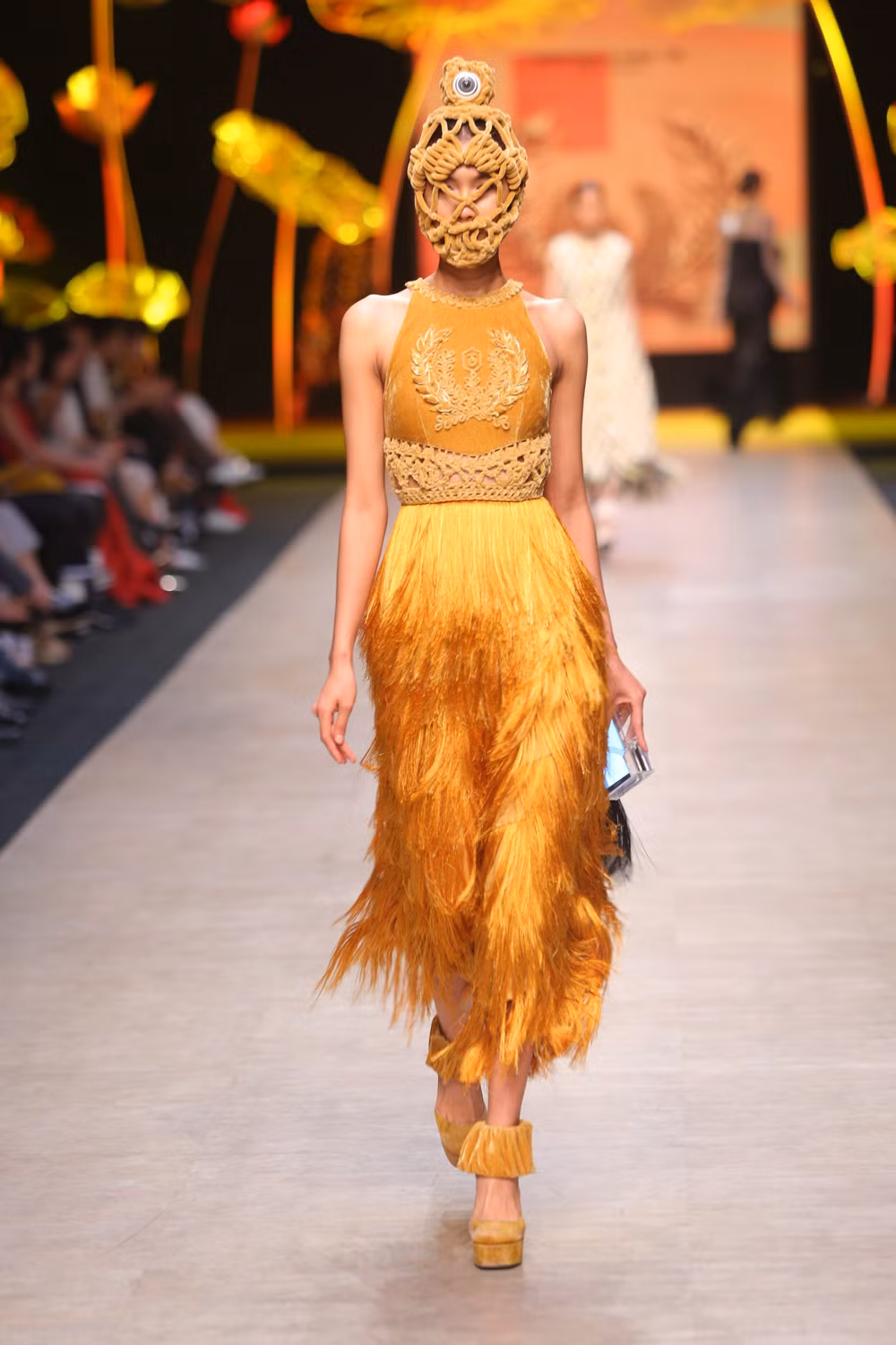 Không tập trung nhiều vào trang phục dạ hội, Lúa của Nguyễn Công Trí là tập hợp của các trang phục ứng dụng với quần alibaba, quần culottes, áo bà ba, quần lửng… Kiểu dáng cổ điển, chất liệu truyền thống cũng góp phần làm nên sự gần gũi cho giới mộ điệu như chính tên gọi Lúa của bộ sưu tập.