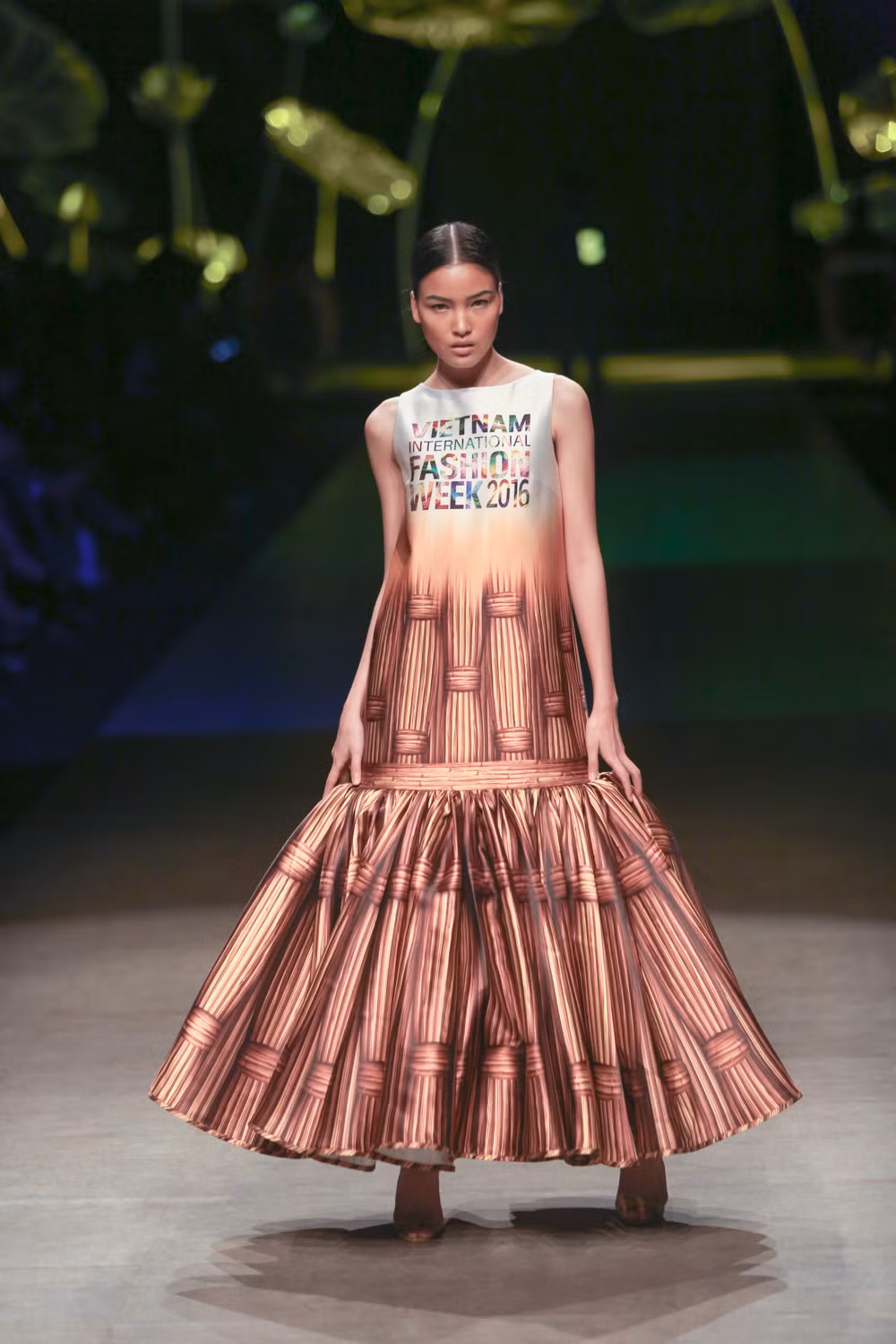 Người ta muốn hiện đại, Công Trí đã có ngay những quần alibaba, áo trong suốt cùng các thiết kế nhung, chất liệu đang “làm mưa làm gió” khắp làng mốt thế giới năm 2016.