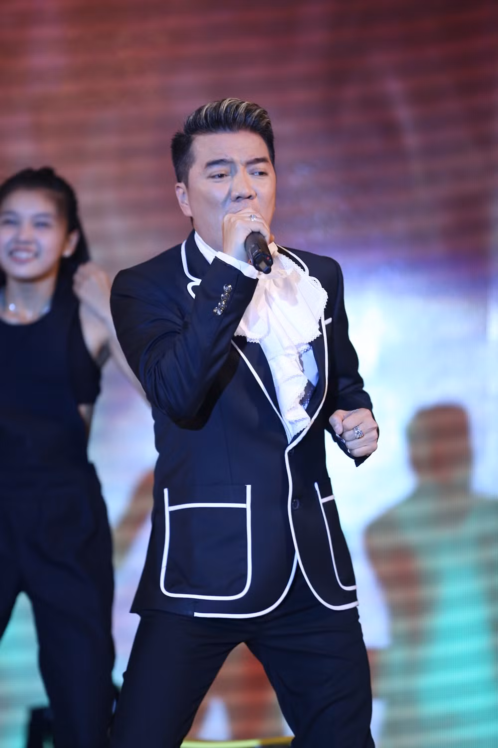 Mr Đàm là một trong những người bạn thân thiết của hoa hậu Thu Hoài.