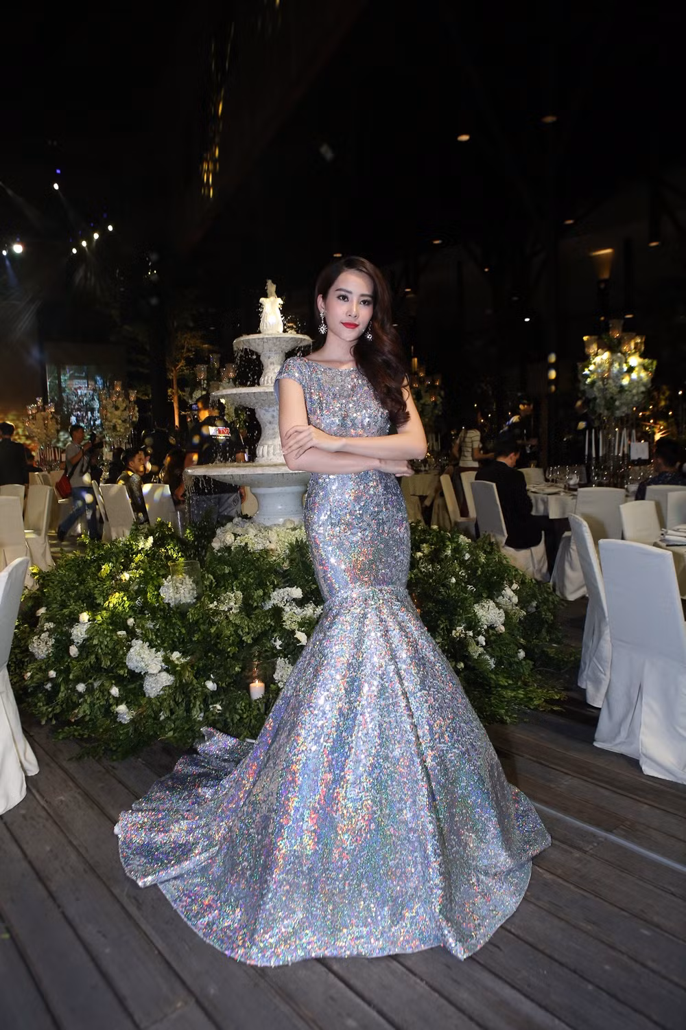 Hoa hậu đồng bằng sông Cửu Long - Nam Em khoe dáng nuột nà với đầm đuôi cá ánh bạc.