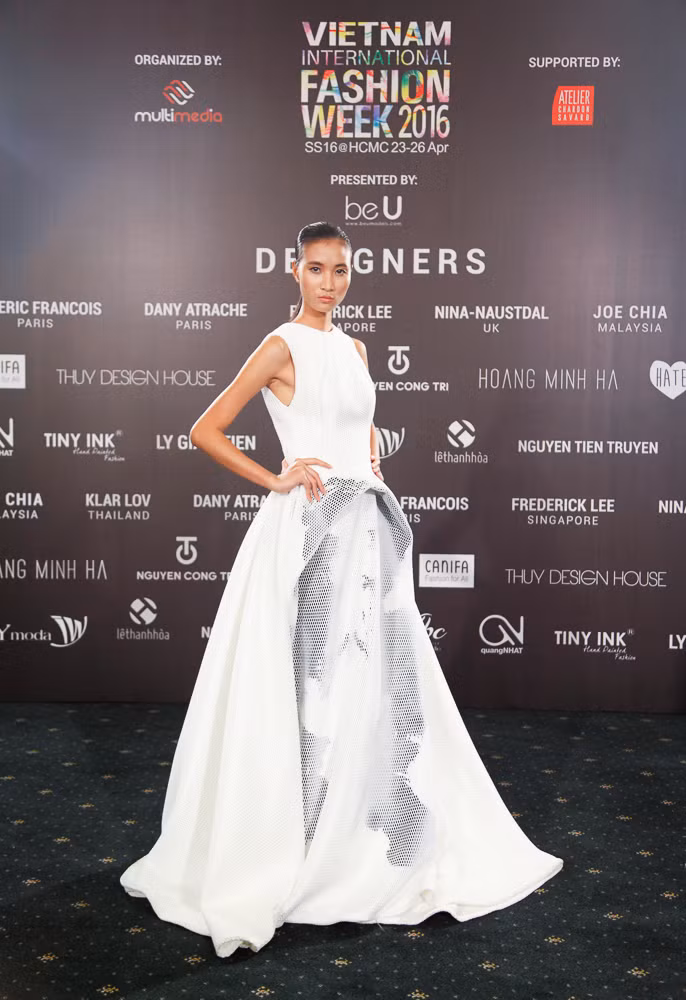 Tuần lễ thời trang quốc tế Việt Nam – Vietnam International Fashion Week 2016 diễn ra từ ngày 23/4 – 26/4/2016 tại GEM Center với tổng cộng 19 show diễn được đầu tư công phu, hoành tráng và sự góp mặt của các NTK lớn như: Nguyễn Công Trí, Lê Thanh Hòa, Hoàng Minh Hà, Lý Giám Tiền,...