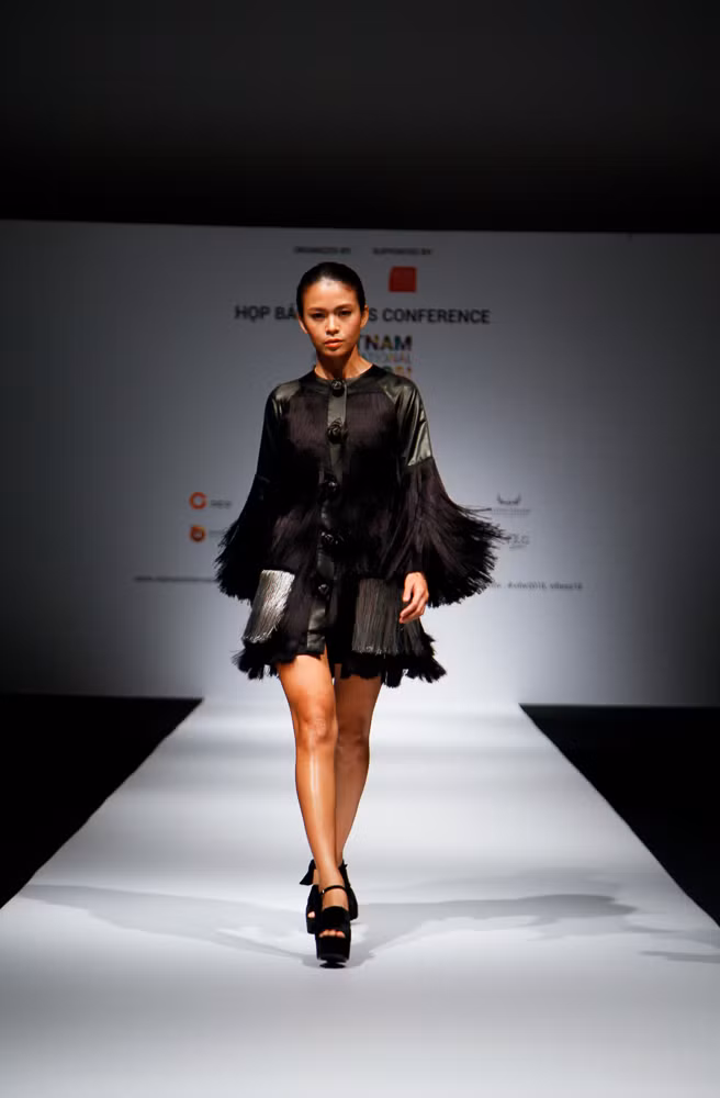 VNIFW 2016 là cơ hội cho các nhà thiết kế thể hiện tài năng và khả năng sáng tạo không ngừng để bắt kịp với các xu hướng thời trang hàng đầu trên thế giới.