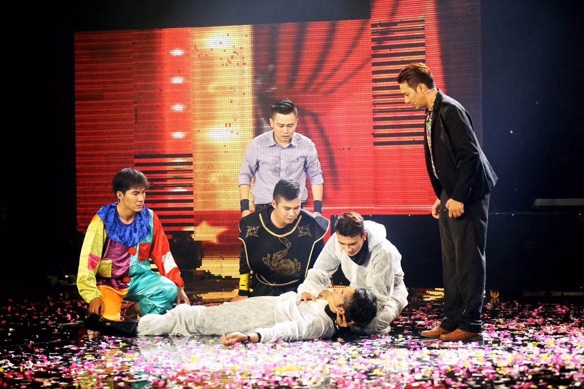 Chet lang voi thi sinh Cuoi xuyen Viet bi dien giat-Hinh-3