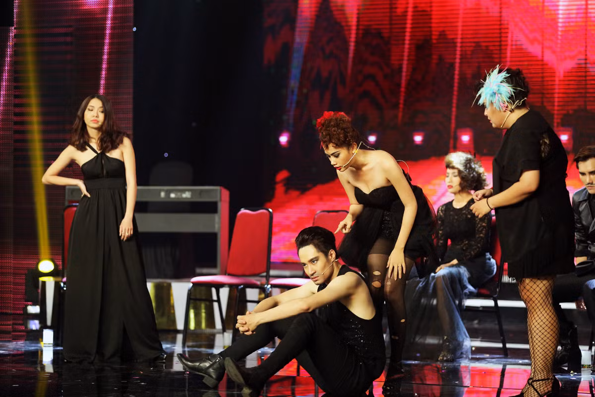 Chet lang voi thi sinh Cuoi xuyen Viet bi dien giat-Hinh-6