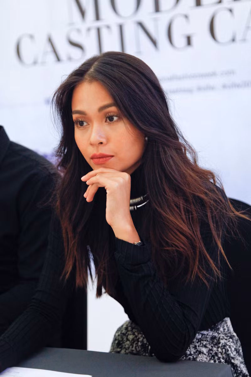 Mâu Thanh Thủy khá chăm chú theo dõi từng phần trình diễn của các người mẫu trẻ.