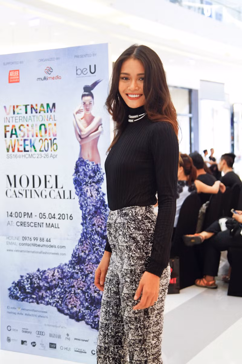  Mâu Thủy chọn phong cách thanh lịch, kín đáo nhưng vẫn khoe đường cong gợi cảm. Gương mặt cô trang điểm theo tông nâu gợi hình ảnh các cô gái phương Tây năng động với làn da rám nắng.