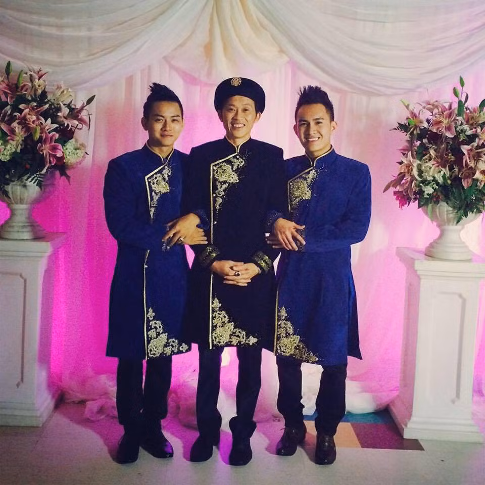 Trong bức hình chụp cùng Hoài Linh và Hoài Lâm, Thành Vinh cũng gọi nam danh hài là ba và Hoài Lâm là em trai.