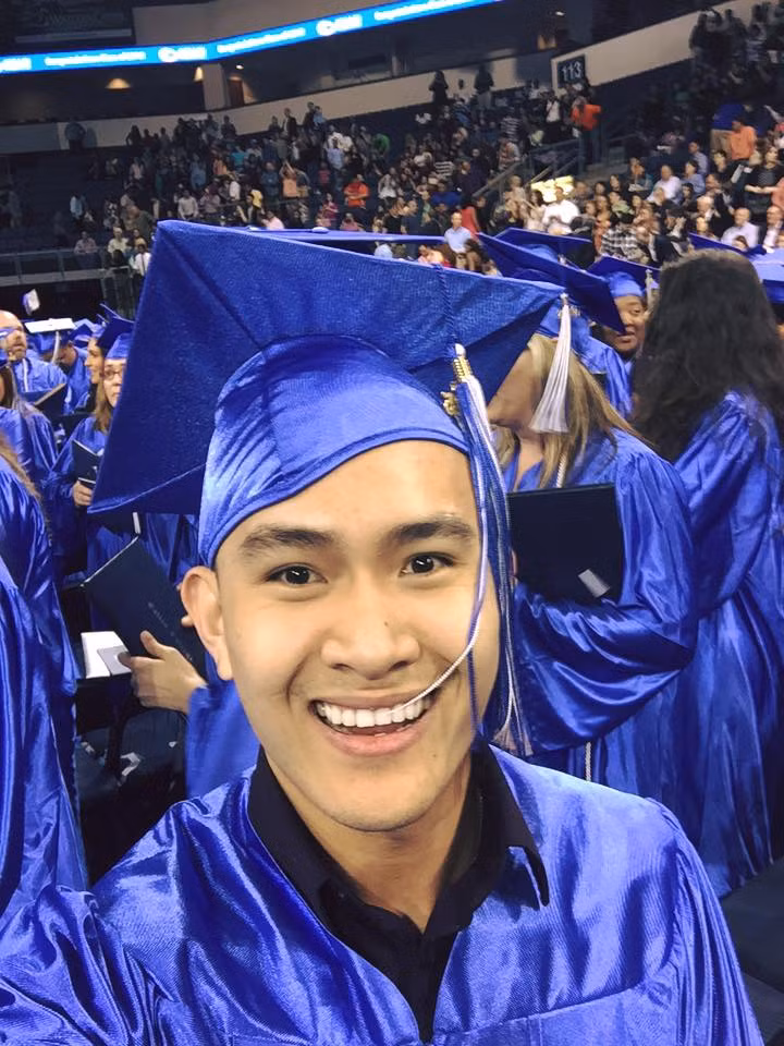 Thành Vinh có nhiều nét giống với danh hài Hoài Linh và sở hữu gương mặt điển trai. Hiện tại. anh vừa tốt nghiệp đại học UT Dallas và có sở thích chụp ảnh.