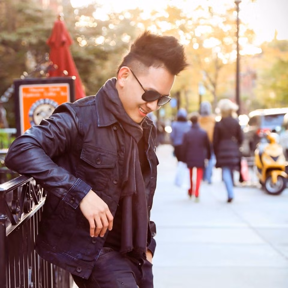 Những thông tin này khiến nhiều người đặt dấu hỏi lớn về mối quan hệ thật sự giữa Thành Vinh và Hoài Linh và bí mật về đời sống riêng của danh hài càng nhận được nhiều sự quan tâm.