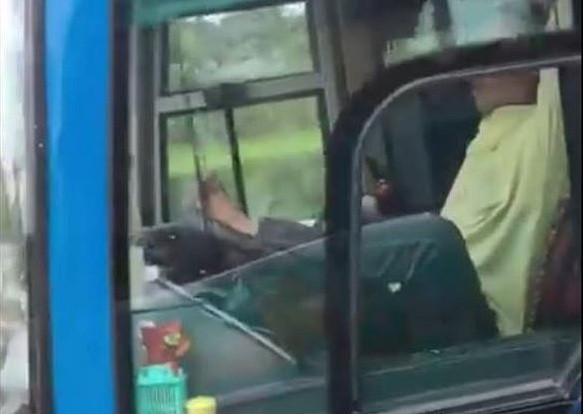 Hình ảnh lái xe khách điều khiển phương tiện bằng chân gây bức xúc dư luận.
