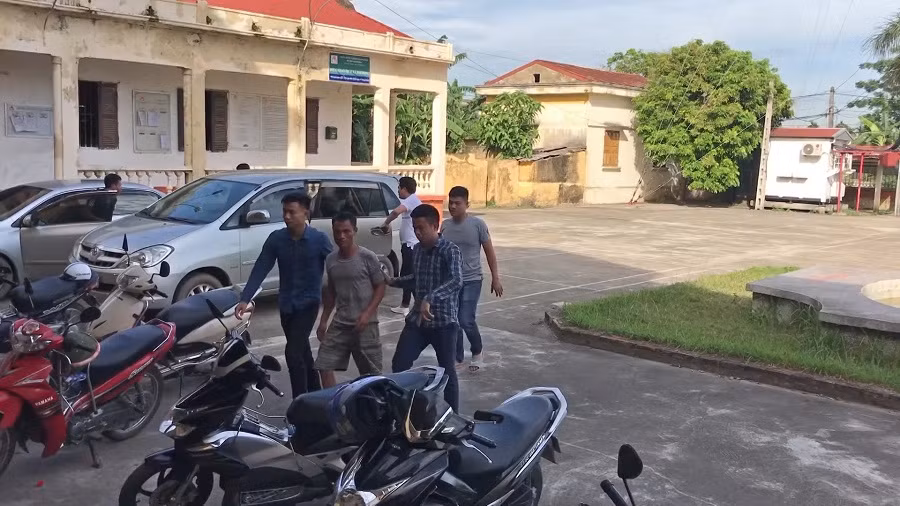 Đối tượng Tươi bị dẫn đến cơ quan công an. Ảnh: Công an tỉnh Hưng Yên.