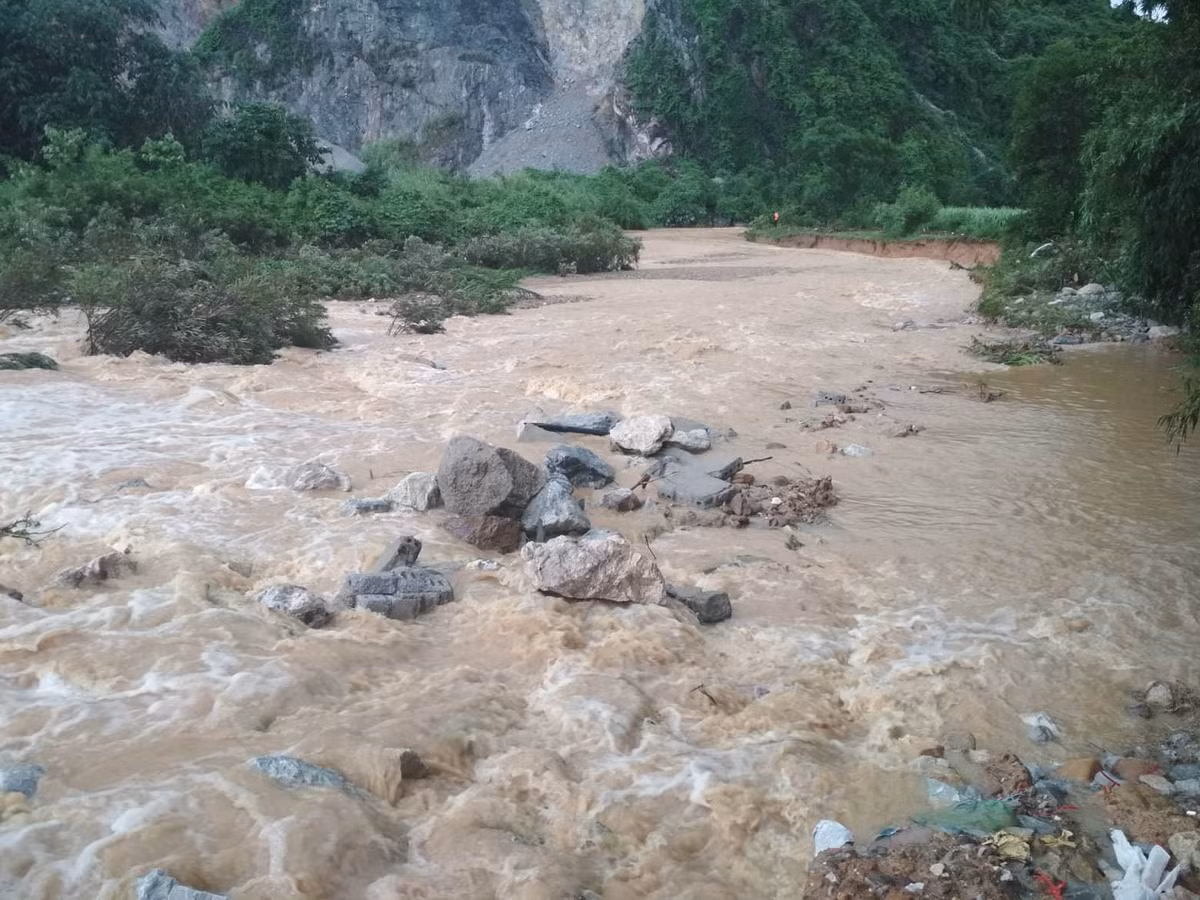 Dòng nước lũ dâng cao tại huyện Hoành Bồ.