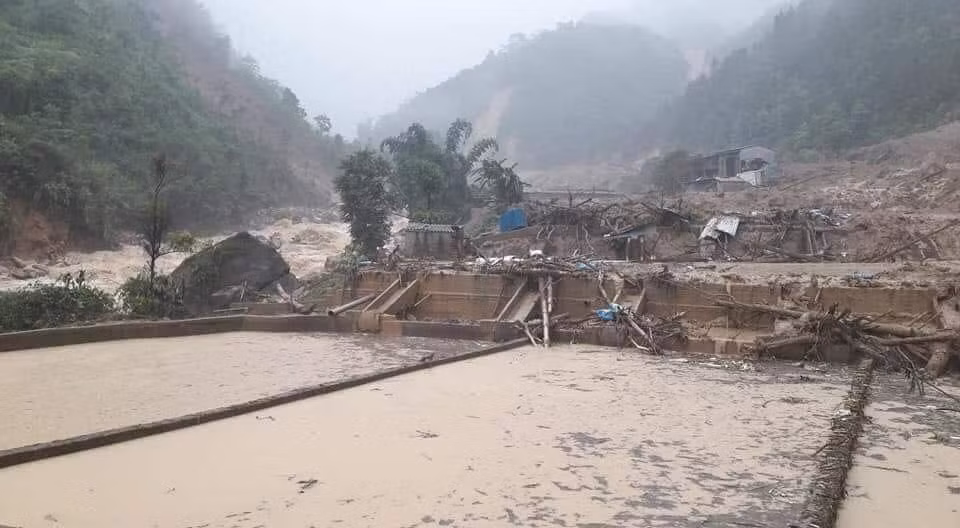 Những nơi mưa lũ đi qua chỉ còn lại những đống đổ nát.