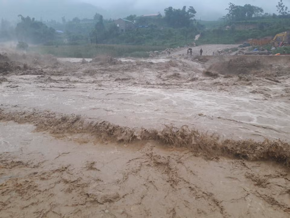 Quốc lộ 279 đoạn Than Uyên - Bảo Hà; Quốc lộ 4H. Một số tuyến đường tỉnh lộ bị sạt lở gây tắc nghẽn giao thông: Tuyến đường tỉnh lộ 128 đoạn Chăn Nưa - Sìn Hồ qua xã Làng Mô; Tuyến đường Làng Mô - Tủa Sín Chải; Tuyến đường Mường Mô - Mường Tè. Một số tuyến đường liên bản, liên xã khác trên địa bàn bị sạt, lở cũng ảnh hưởng nghiêm trọng tới giao thông.