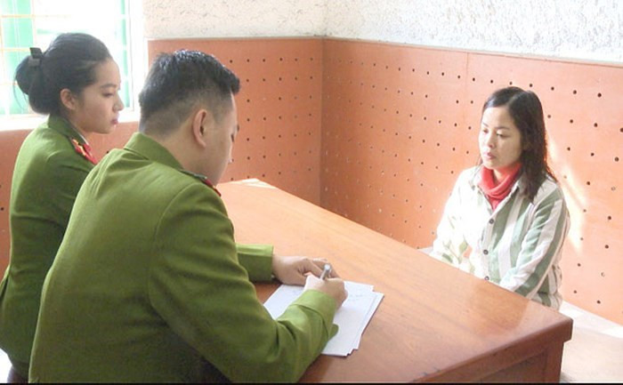 Lê Thị Thúy Hằng tại cơ quan công an.