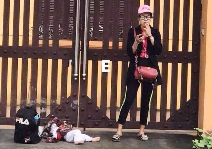 Đoàn Thúy Hà và hình ảnh cháu nhỏ nằm dưới đất gây bức xúc dư luận.