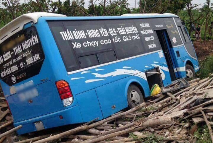 Thai Binh: Tai nan lien hoan xe khach huc bay xe con, 2 nguoi tu vong-Hinh-2