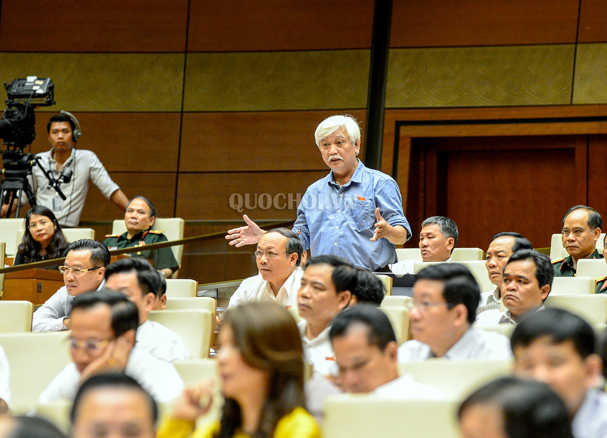 Đại biểu Dương Trung Quốc cho rằng thời gian qua ngành đường sắt đã bị "bỏ rơi". Ảnh: Quochoi.vn