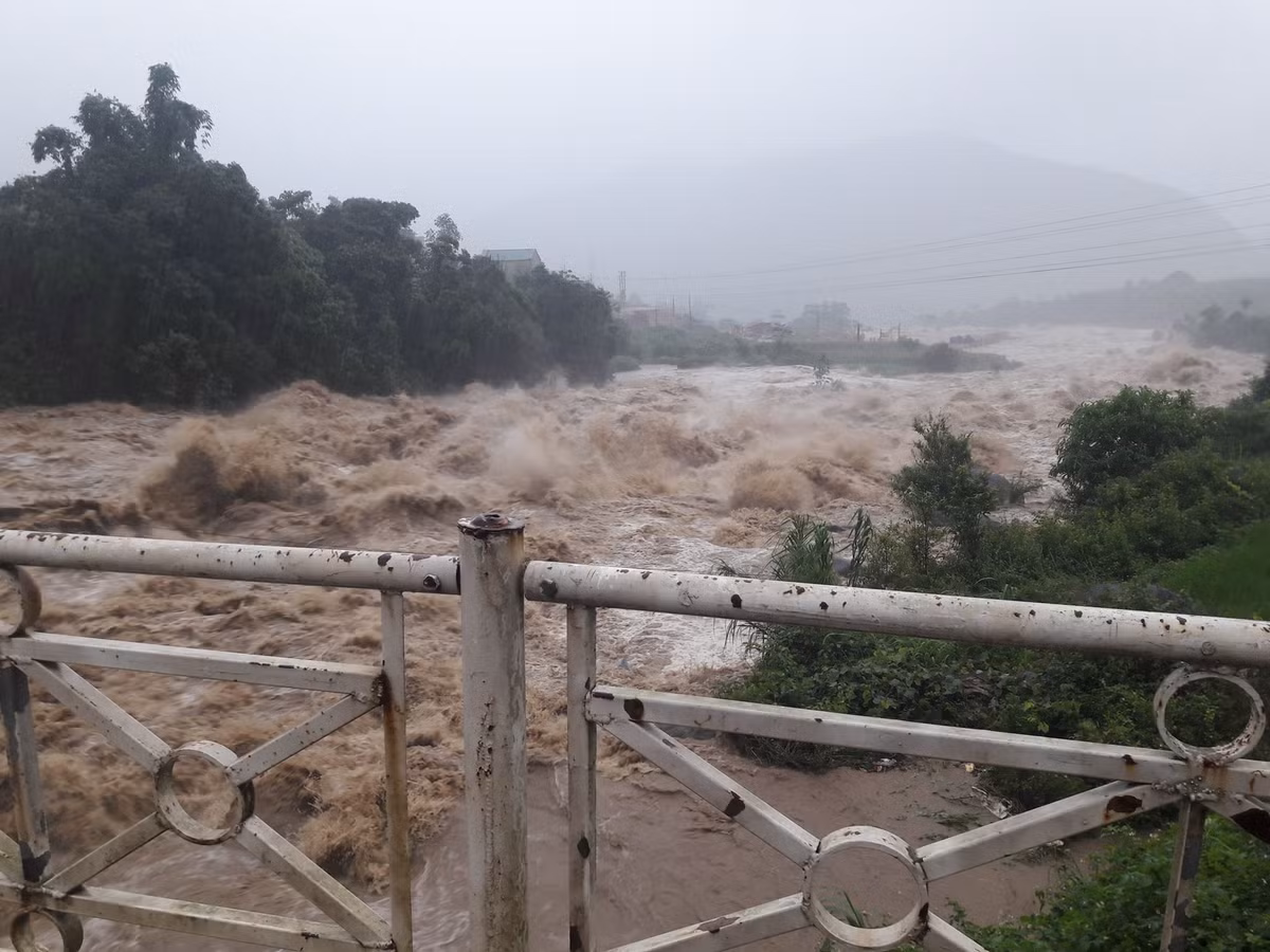 Báo cáo nhanh từ Ban Chỉ huy PCTT & TKCN tỉnh Lai Châu, đến sáng ngày 25/6, mưa lũ đã làm 22 người thương vong trong đó: 5 người chết, 12 người mất tích và 5 người bị thương.