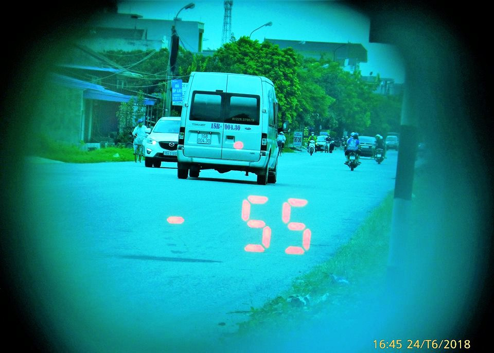 Cho rằng, CSGT bắn tốc độ không chính xác với tốc độ trên định vị điện thoại, một nam thanh niên đã có những lời nói thiếu văn hóa, chửi bới, đe dọa tổ công tác. Ảnh: enternews