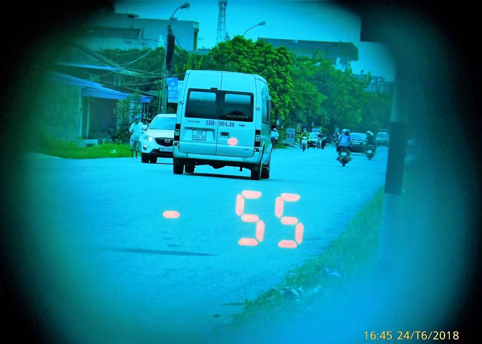 Cho rằng, CSGT bắn tốc độ không chính xác với tốc độ trên định vị điện thoại, một nam thanh niên đã có những lời nói thiếu văn hóa, chửi bới, đe dọa tổ công tác. Ảnh: enternews