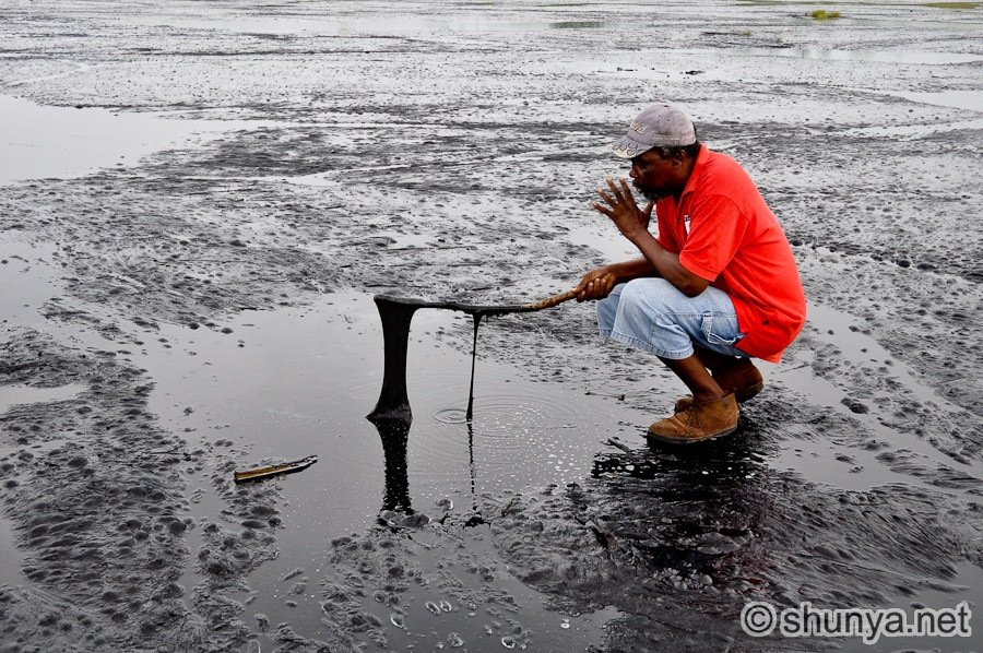 Được phát hiện năm 1595, ngành công nghiệp khai khoáng tại hồ Pitch diễn ra từ năm 1867.