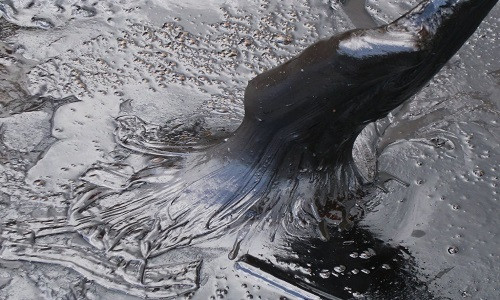 Những thành phần nhẹ hơn trong dầu thô bay hơi và để lại lớp nhựa đường đặc, nặng. Đó chính là hỗn hợp của dầu, đất sét và nước.