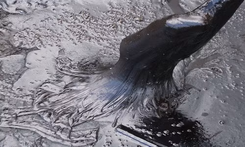 Những thành phần nhẹ hơn trong dầu thô bay hơi và để lại lớp nhựa đường đặc, nặng. Đó chính là hỗn hợp của dầu, đất sét và nước.