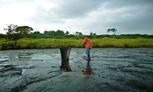 Mặc dù trông khá bình lặng nhưng nhựa đường ở hồ Pitch vẫn chuyển động và có thể nhìn rõ dòng chảy của lớp nhựa.