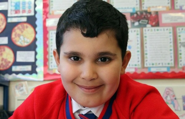 Khi lên 4 tuổi, Sherwyn Sarabi làm bài kiểm tra IQ và đạt được con số là 160. Cậu bé khiến rất nhiều người bất ngờ khi 10 tháng đã biết nói, 2 tuổi biết đọc và nhớ tên 200 quốc gia cùng hình quốc kỳ của mỗi nước.