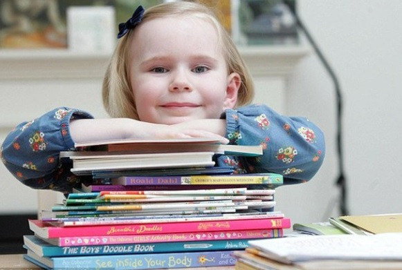 Khi 2 tuổi, thần đồng Heidi Hankins có chỉ số IQ 159 đã có thể đọc, viết thành thạo. Bé gái này có tài năng thiên bẩm ở lĩnh vực hội họa.