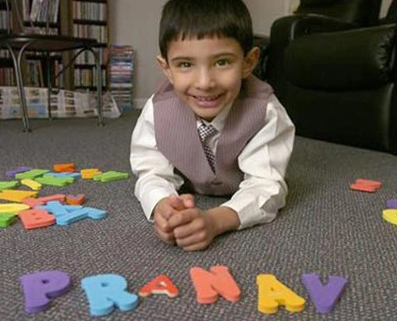 Pranav Veera sở hữu IQ là 176. Với bộ não siêu việt, khi 6 tuổi, cậu bé có thể đọc tên các tổng thống Mỹ theo thứ tự đương nhiệm, đếm ngược bảng chữ cái...