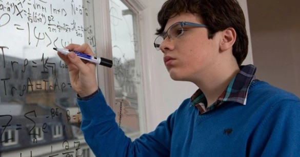 Thần đồng toán học - vật lý Jacob Barnett có chỉ số IQ là 170. Khi 12 tuổi, cậu có thể đọc thuộc lòng 205 chữ số của số pi.