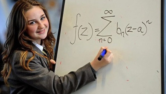 Olivia Manning sở hữu chỉ số IQ là 162. Thần đồng này gây chú ý với khả năng ghi nhớ phi thường, bao gồm việc chỉ mất 24 giờ để thuộc lòng vở kịch “Macbeth” của Shakespeare.