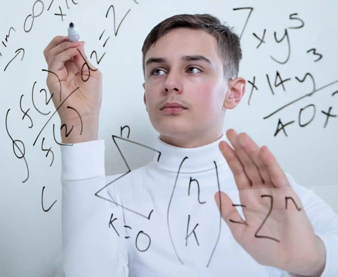 Thần đồng Luca Manfredi có chỉ số IQ lên đến 158. Theo đó, cậu bé 12 tuổi được mời gia nhập Mensa - tổ chức xã hội lớn và lâu đời nhất trên thế giới dành cho những người sở hữu chỉ số IQ cao.