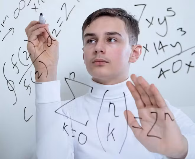 Thần đồng Luca Manfredi có chỉ số IQ lên đến 158. Theo đó, cậu bé 12 tuổi được mời gia nhập Mensa - tổ chức xã hội lớn và lâu đời nhất trên thế giới dành cho những người sở hữu chỉ số IQ cao.